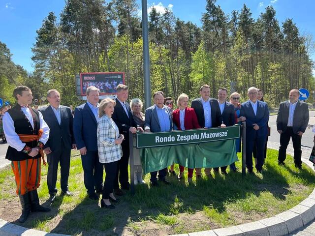 Zdjęcie zbiorowe przy Rondzie Zespołu  Mazowsze. Wśród zebranych gości m.in.: dyrektor Jacek Boniecki, radna Dorota Stalińska, marszałek Adam Struzik, posłanka Bożena Żelazowska, radny Marcin Podsędek, radny Mirosław Orliński, radna Jadwiga Zakrzewska.