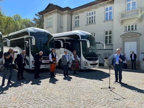 Przemówienia podczas przekazania trzech autokarów marki VOLVO B6SC .