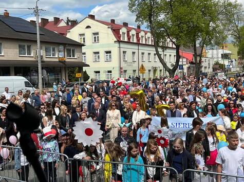 Widok ze sceny na licznie zgromadzonych na placu ludzi - widzów uroczystości jubileuszowych