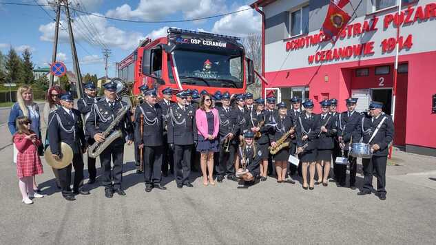 Zdjęcie zbiorowe, przekazanie średniego samochodu ratowniczo-gaśniczego dla OSP Ceranów