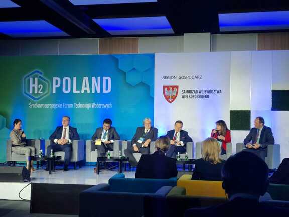 Zdjęcie zbiorowe. Członek zarządu województwa Janina Ewa Orzełowska podczas panelu dyskusyjnego na targach H2Poland w Poznaniu.