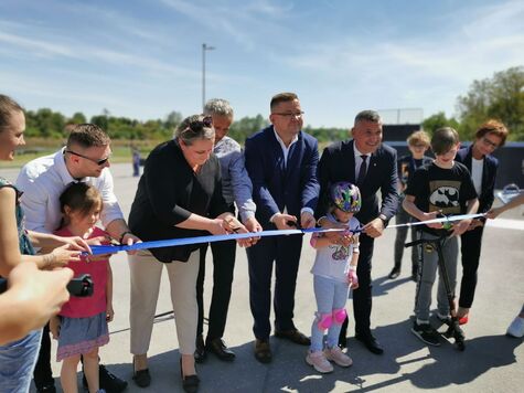 Wicemarszałek oraz przedstawiciele władz Iłży przcinają wstęgę na otwarciu skateparku