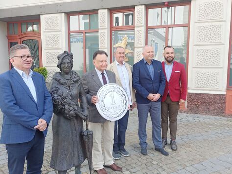 Od lewej: dyrektor Muzeum Mazowieckiego  w Płocku Leonard Sobieraj, marszałek Adam  Struzik, dyrektor Teatru Dramatycznego w Płocku Marek Mokrowiecki, dyrektorzy w urzędzie marszałkowskim: departamentu ds. kultury Paweł Cukrowski oraz płockiej delegatury Tomasz Kominek.