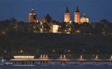 Panorama Wzgórza Tumskiego nocą