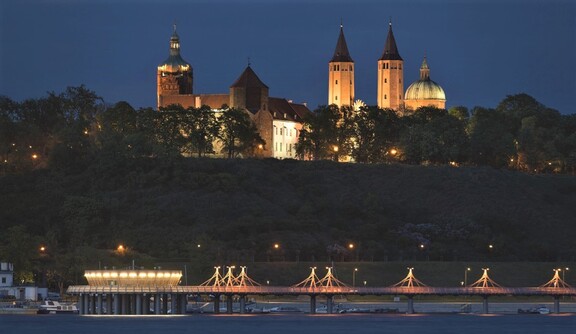 Panorama Wzgórza Tumskiego nocą