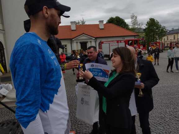 Członkini zarządu województwa mazowieckiego Janina Ewa Orzełowska wręcza nagrody zwycięzcom poszczególnych konkurencji.