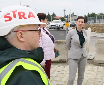 Anna Katarzyna Brzezińska, przewodnicząca komisji Rozwoju Gospodarczego, Infrastruktury i Przeciwdziałania Bezrobociu, w rozmowie z przedstawicielem wykonawcy inwestycji firmy Strabag Sp. z o.o. 