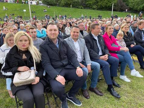 publiczność zgromadzona na pikniku słucha koncertu