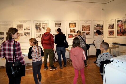 Zwiedzający podczas Nocy Muzeów w Muzeum Regionalnym w Siedlcach.