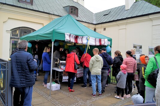 Kolejka do stoiska z regionalnymi potrawami ukraińskimi.