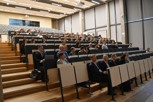 Widok na słuchaczy konferencji. Zdjęcie zbiorowe.