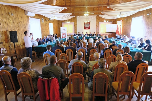 Na sali obrad siedzą członkowie doraźnej komisji Sejmiku Województwa Mazowieckiego ds. planowanej budowy Centralnego Portu Komunikacyjnego, mieszkańcy, samorządowcy, eksperci oraz przedstawiciele inicjatyw społecznych.