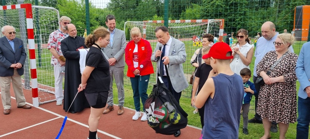 Marszałek województwa mazowieckiego Adam Struzik podczas otwarcia boiska w Kazuniu Nowym. Zdjęcie zbiorowe.