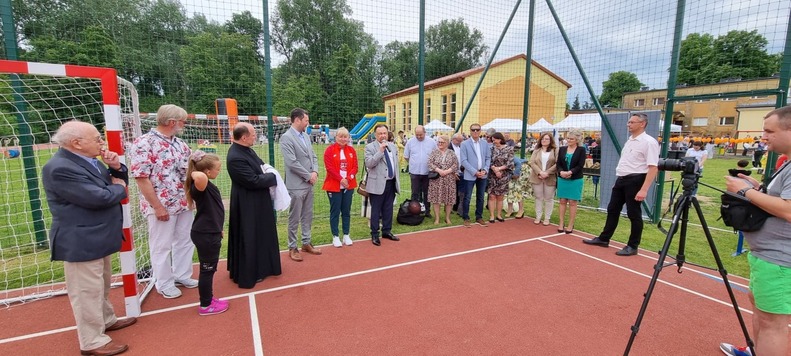 Uroczystość otwarcia boiska w Kazuniu Nowym. Zdjęcie zbiorowe.