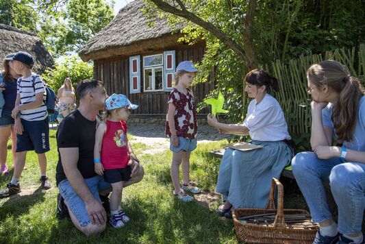 Animatorka wręcza chłopcu wiatraczek