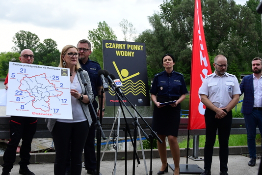 Joanna Sokołowka zastępca dyrektora Departamentu Organizacji ds. Bezpieczeństwa Publicznego Urzędu Marszałkowskiego Województwa Mazowieckiego w Warszawie zaprezentowała mapę z czarnymi punktami wodnymi na Mazowszu 