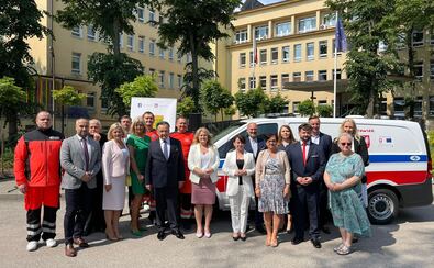 Przekazanie karetki dla Powiatowego Centrum Zdrowia. Zdjęcie zbiorowe.