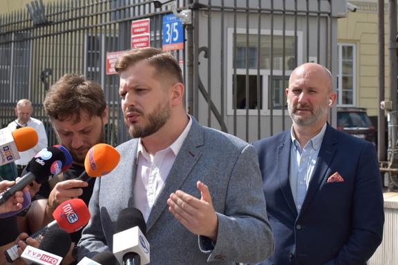 Krzysztof Strzałkowski  podczas konferencji prasowej dot. CPK.