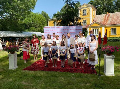 Wręczenie upominków dla uczniów Szkoły Muzycznej I stopnia w Siennie. Zdjęcie zbiorowe.