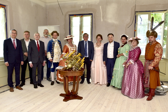 Przekazanie żyrandoli do Muzeum Regionalnego w Kutnie. Zdjęcie zbiorowe.