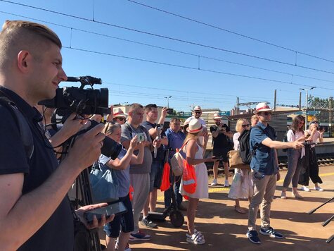 Na zdjęciu duża grupa ludzi podczas konferencji prasowej robi zdjęcia i nagrywa filmy