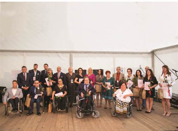 Zdjęcie zbiorowe laureatów konkursu Mazowiecka Lady D. oraz Mazowiecki Gentleman D.