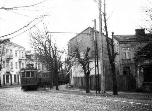 Kolejka jako element podmiejskiego krajobrazu. Zdjęcie archiwalne.