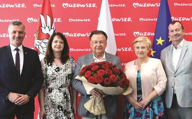 Członkowie zarządu województwa mazowieckiego pozują do pamiątkowego zdjęcia