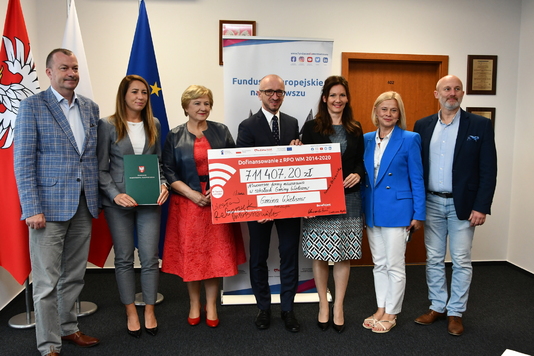 Przedstawiciele gminy Wieliszew i samorządu województwa z pamiątkowym czekiem