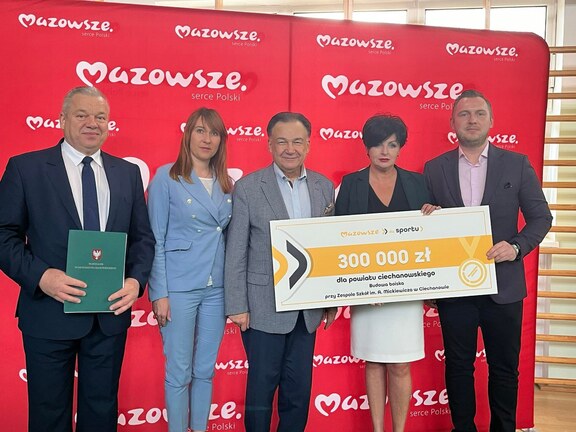 Zdjęcie grupowe. Przekazanie czeku beneficjentom z powiatu ciechanowskiego.