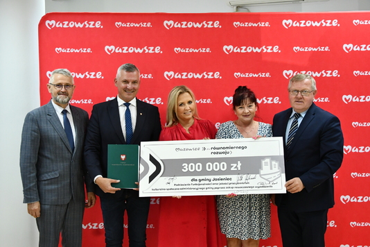 Przedstawiciele z gminy Jasieniec z czekiem na 300 tys. zł 