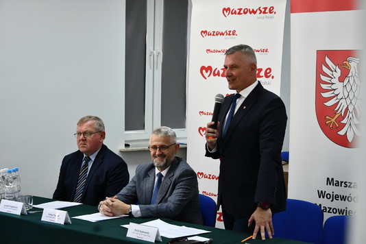 Wicemarszałek Rafała Rajkowski podczas konferencji prasowej