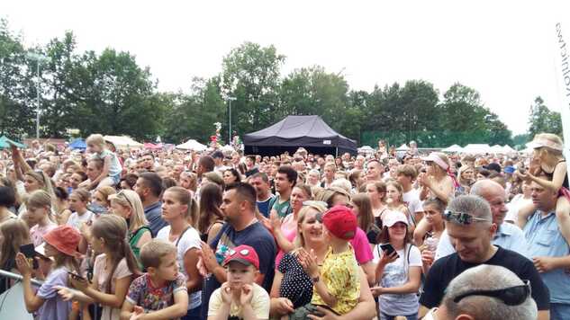 Widok na tłumnie zebranych uczestników Festiwalu Folkloru i Smaku Sójka Mazowiecka. 