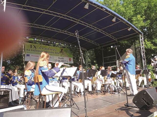 Orkiestra Moderato z Warki występuje na scenie