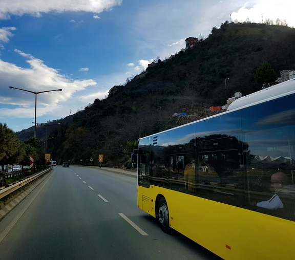 autokar jadący autostradą