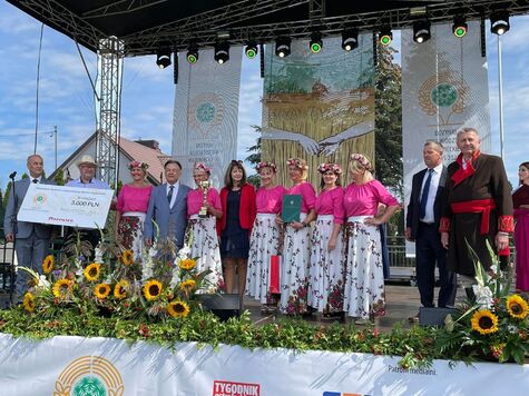 laureatki drugiego miejsca za wieniec dożynkowy stoją na scenie