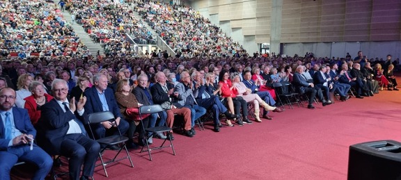 Tłum ludzi zebranych na otwarciu Hali Widowiskowo-Sportowej w Grodzisku Mazowieckim.