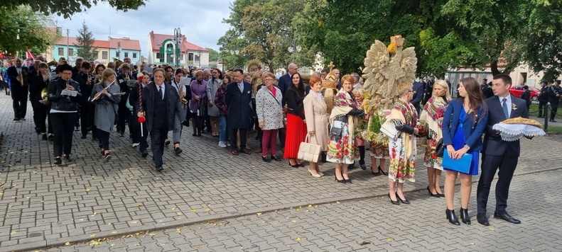 Korowód z wieńcami dożynkowymi