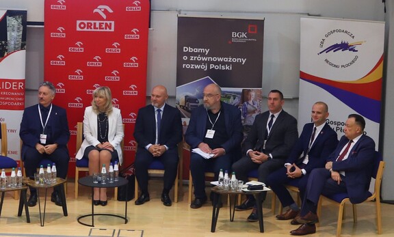 Marszałek Struzik siedzi razem z innymi panelistami na scenie.