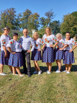 Członkinie koła w jednakowych strojach