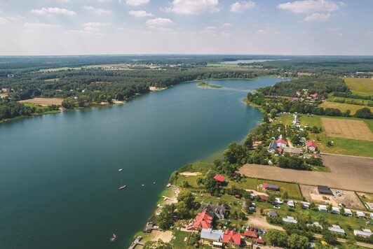 widok z lotu ptaka na jedno z jezior