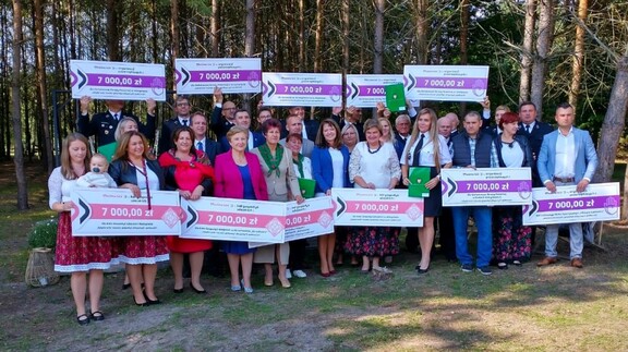 Członkinie zarządu pozują do zdjęcia z wszystkimi beneficjentami, którzy trzymają przed sobą czeki symboliczne