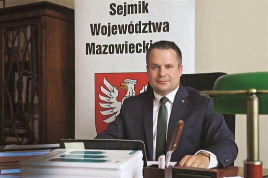 do zdjęcia w gabinecie pozuje wiceprzewodniczący sejmiku orliński.