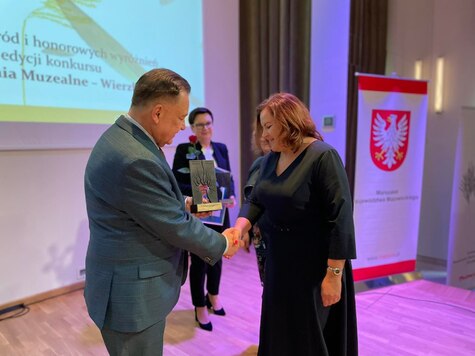 Marszałek Adam Struzi wręcza nagrodę laureatce 