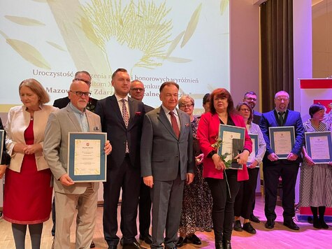 Laureaci konkursu Mazowieckie Zdarzenia Muzealne Wierzba z marszałkiem Adamem Struzikiem i radnym Konradem Wojnarowskim 