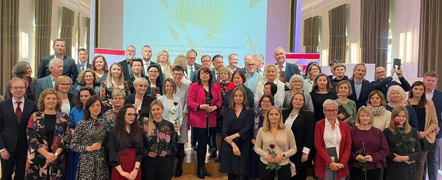 Wspólne zdjęcie wszystkich laureatów z marszałkiem 