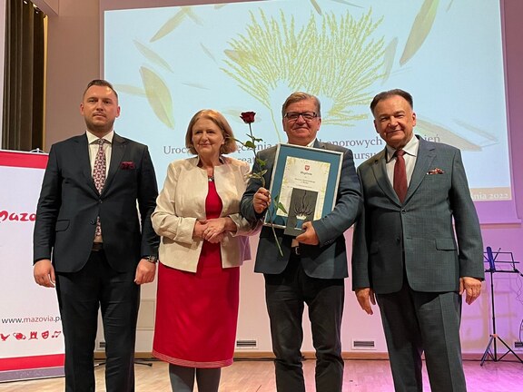 Struzik i radny Wojnarowski pozują do zdjęcia z laureatami głównej nagrody