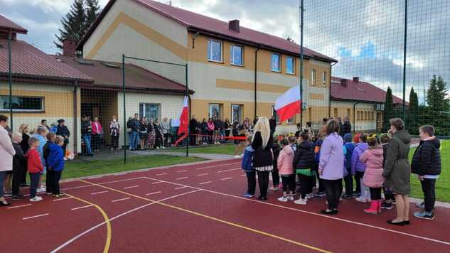 Uroczyste przecinanie wstęgi.