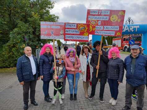 Dyrektor i członek zarządu Orzelowska pozują do zdjęcia z uczestnikami imprezy