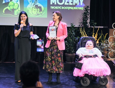 Uroczysta gala plebiscytu lider dostepnych wydarzeń. Na scenie laureaci plebiscytu